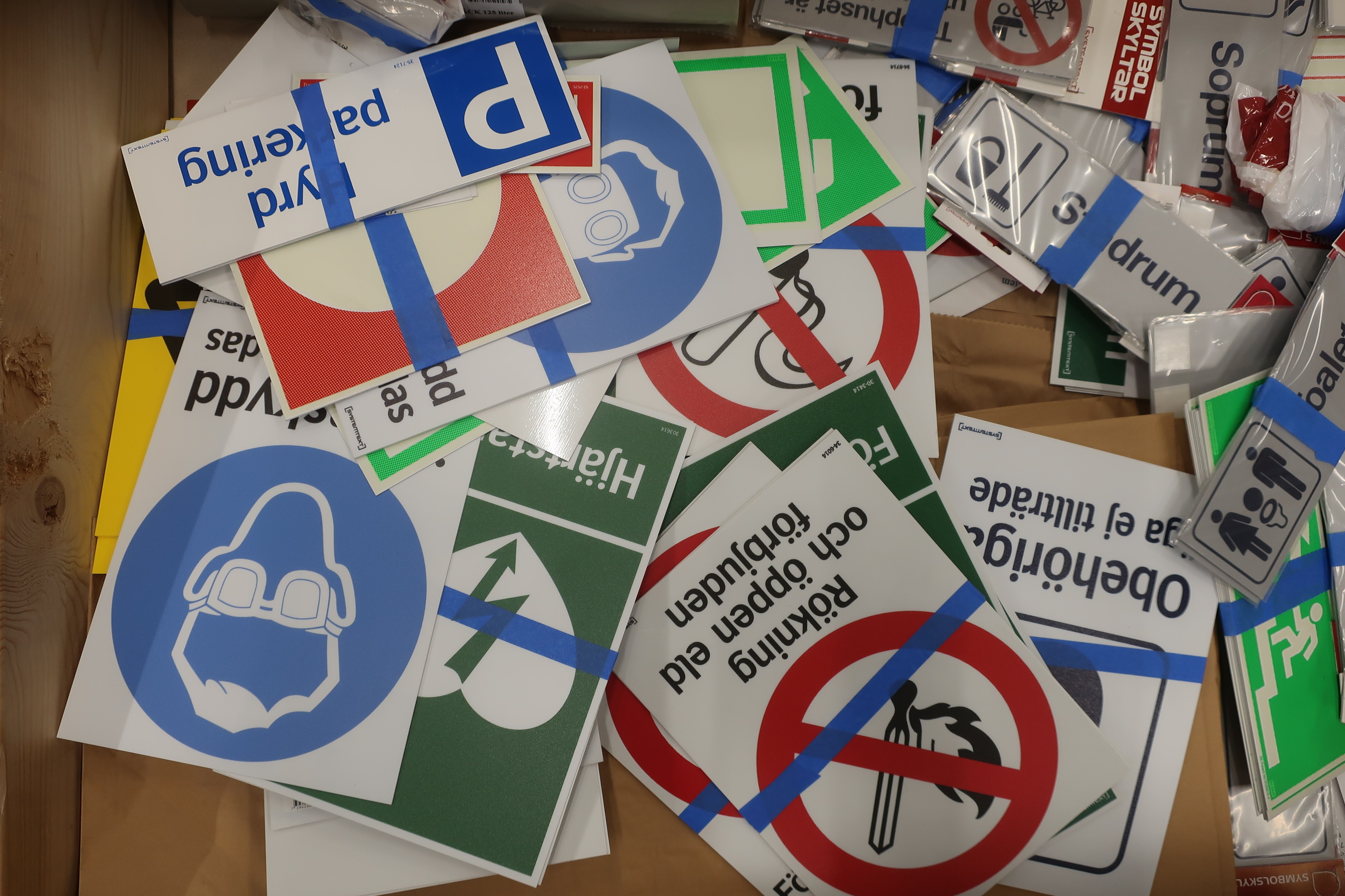 Assortment with signs - PS Auction - We value the future - Largest in ...
