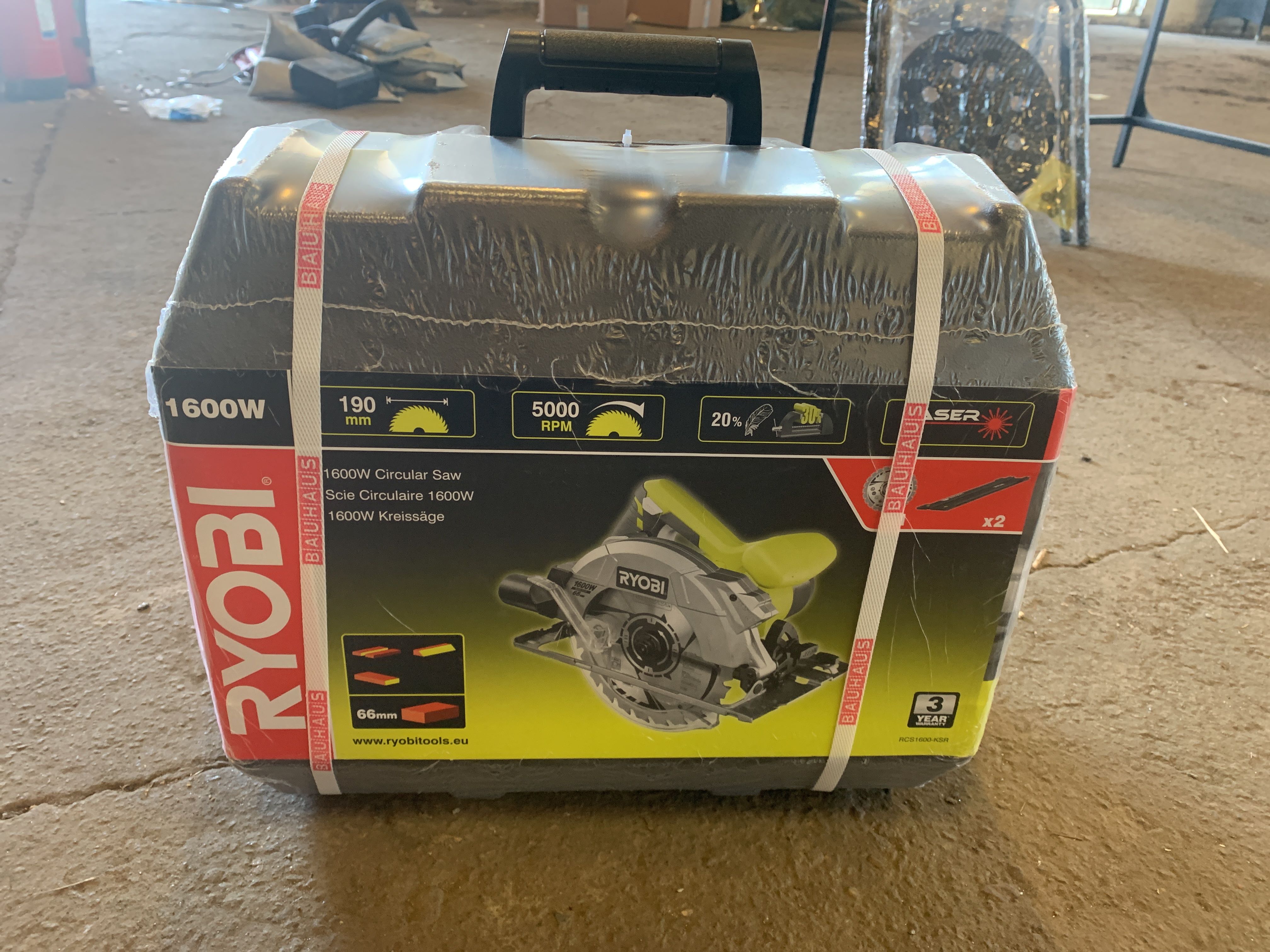 Scie circulaire RYOBI 1600W 66mm - 2 guides de coupe 84 cm - RCS1600