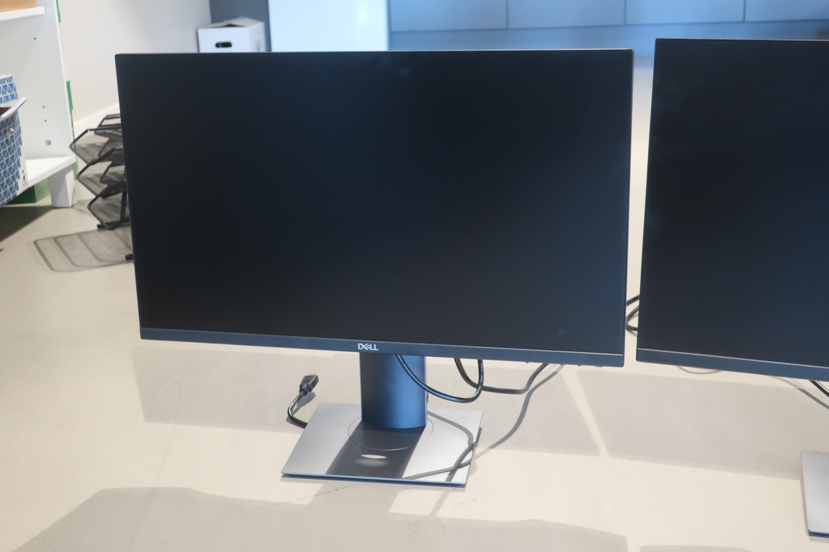 Dell P2419H モニター 本体　2台セット sddefault.jpg