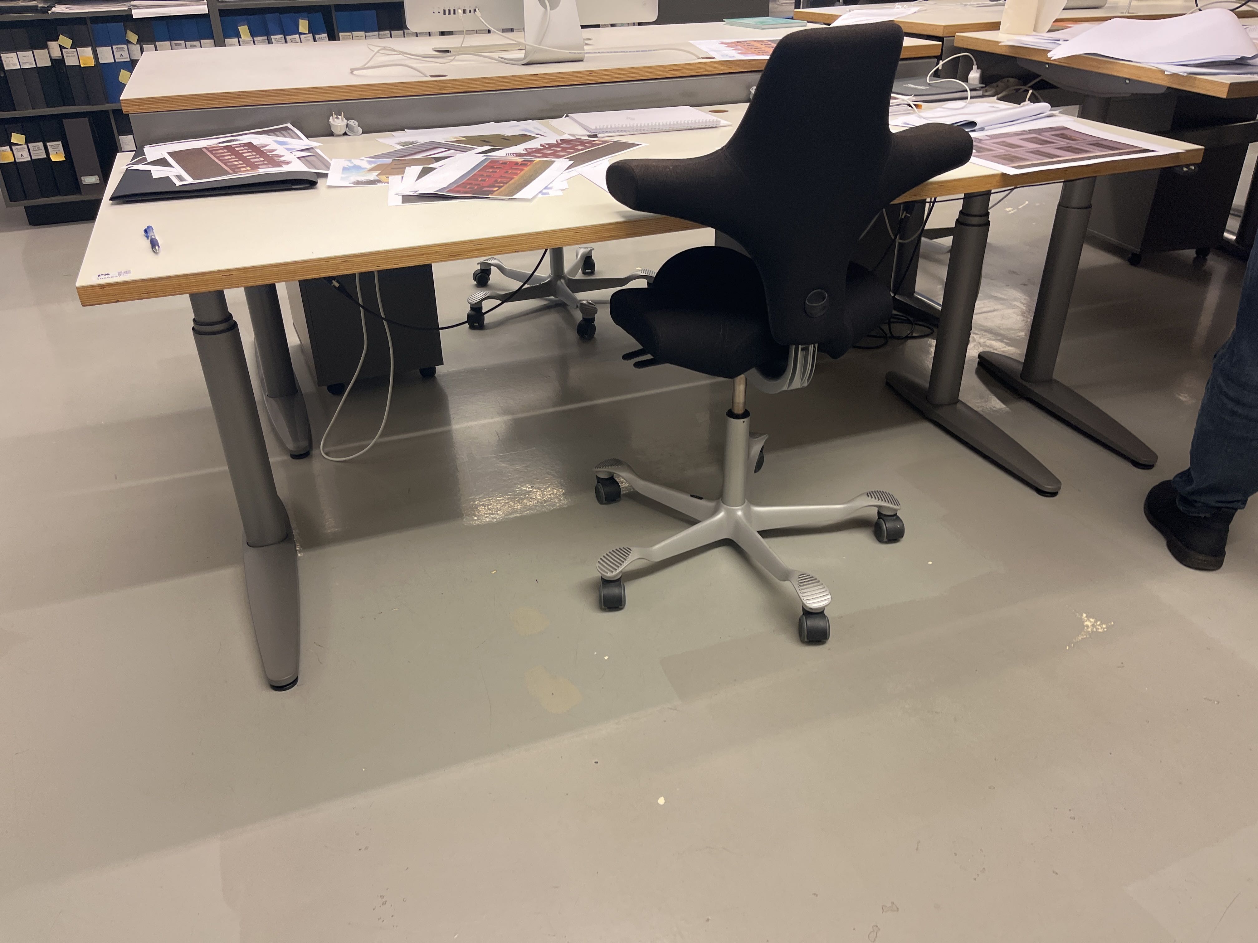 2 Raised & Lowerable Desks & office chairs PS Auction We value the future Largest in net