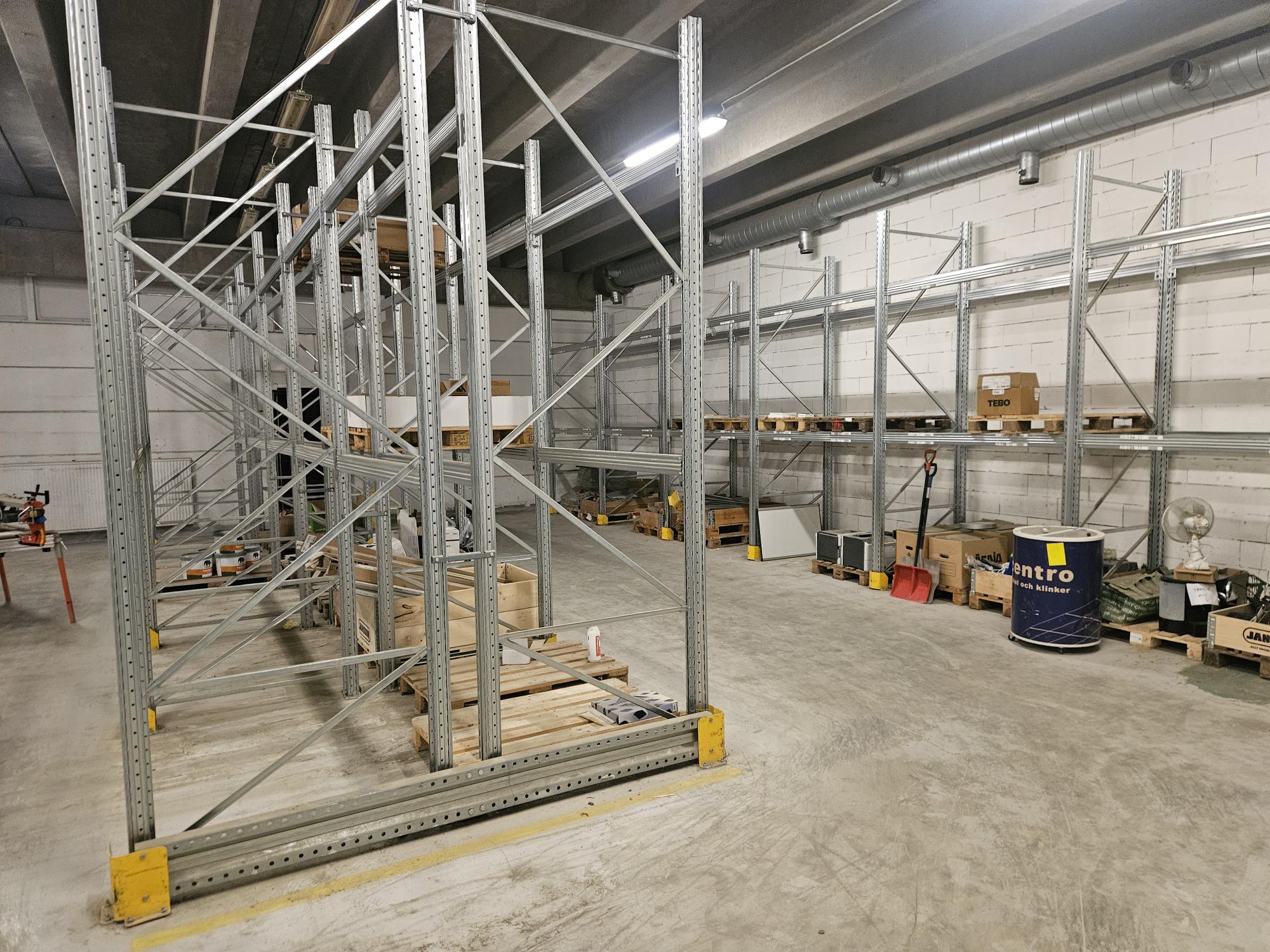 Pallet rack approx. 4600 places (disassembled) - PS Auction - We value ...