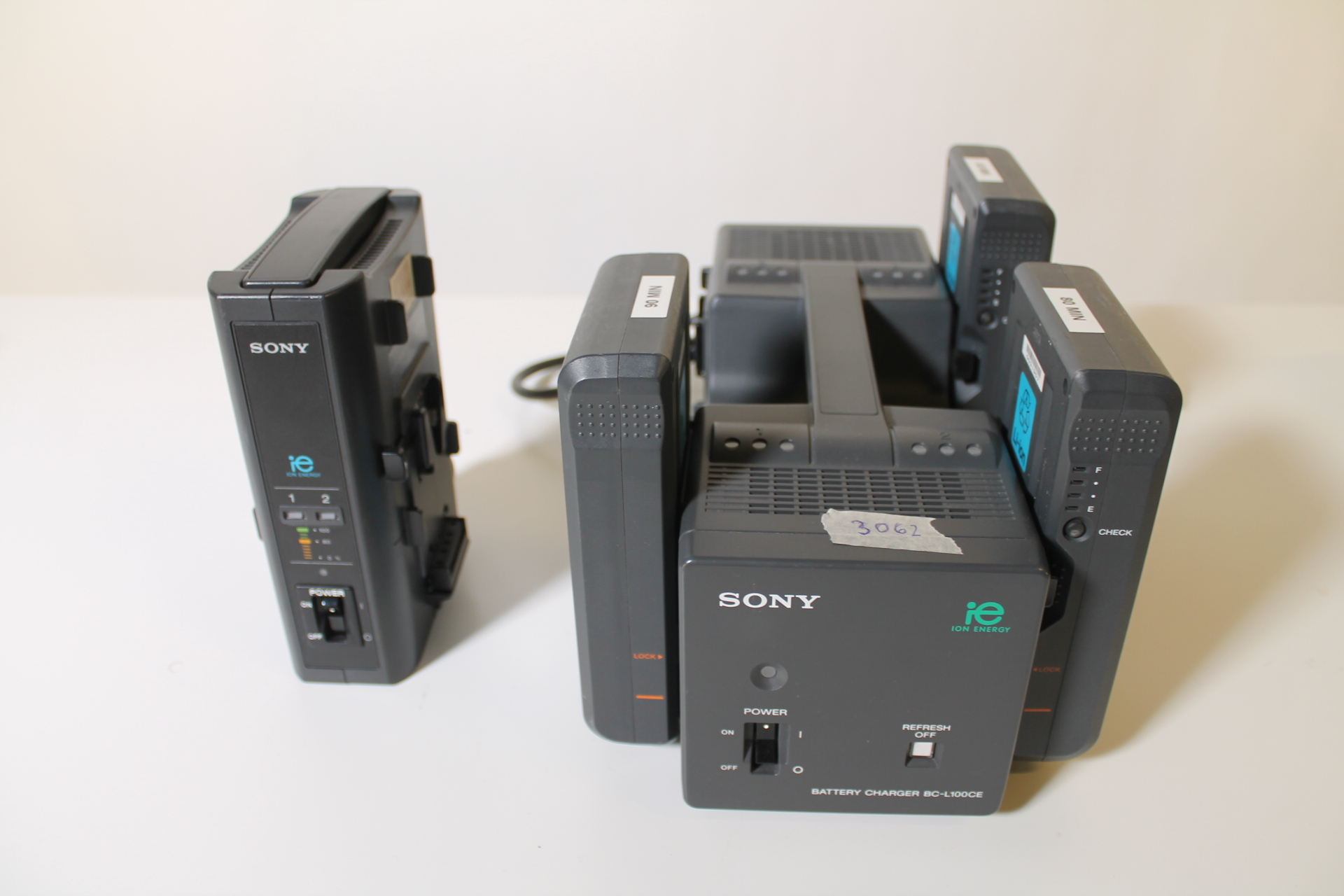 V-mount batteries and chargers - PS Auction - We value the