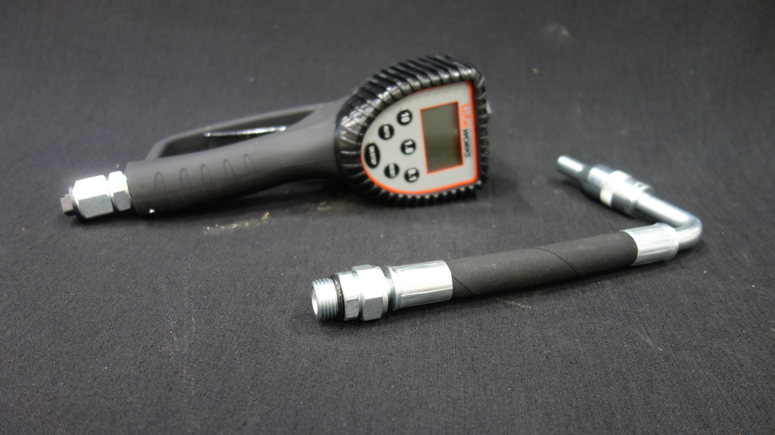 Digital oil gun, Lubeworks 135 L / min with flexpip PS Auction We