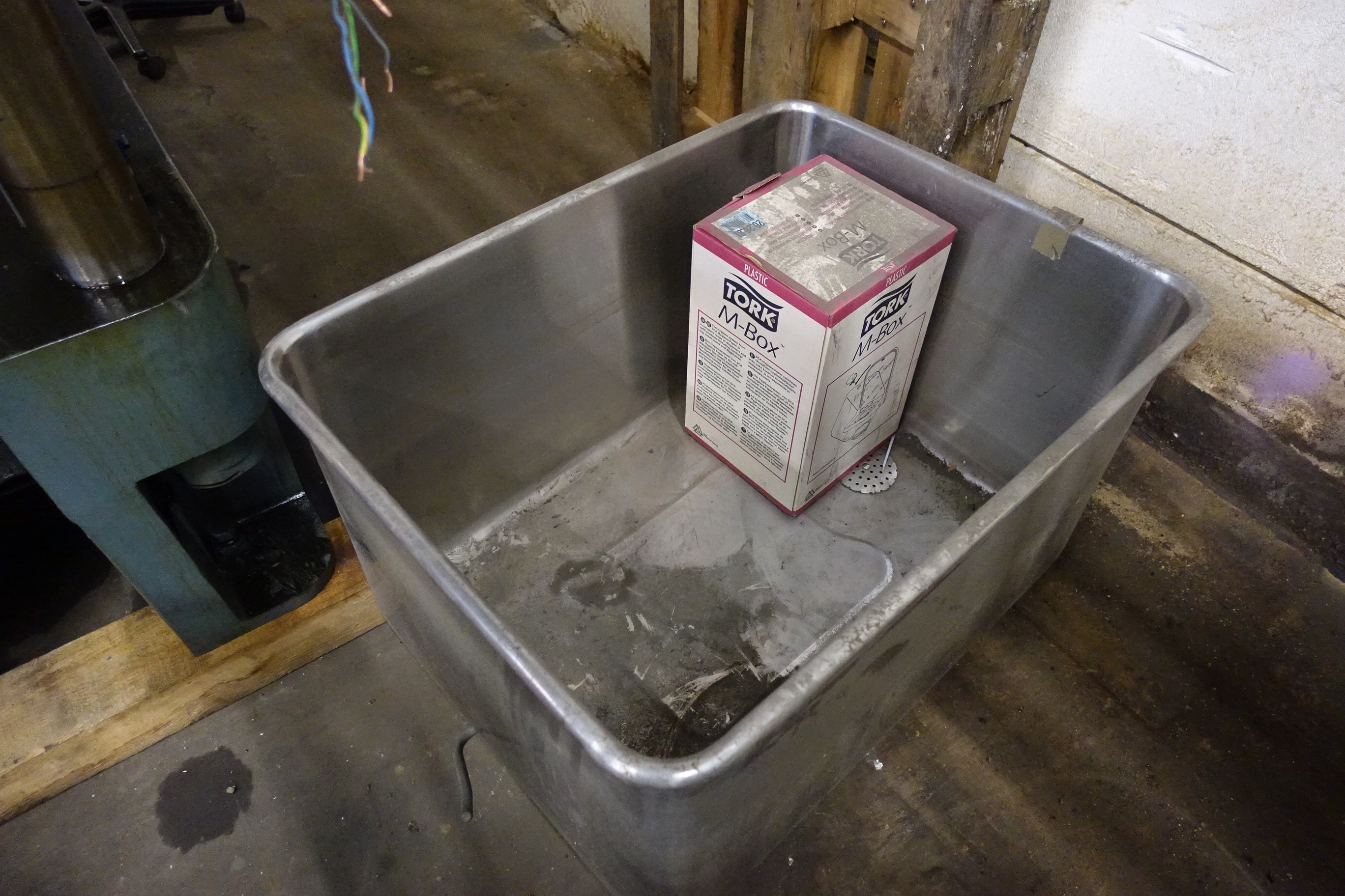 Stainless binge on wheels - PS Auction - We value the future - Largest ...