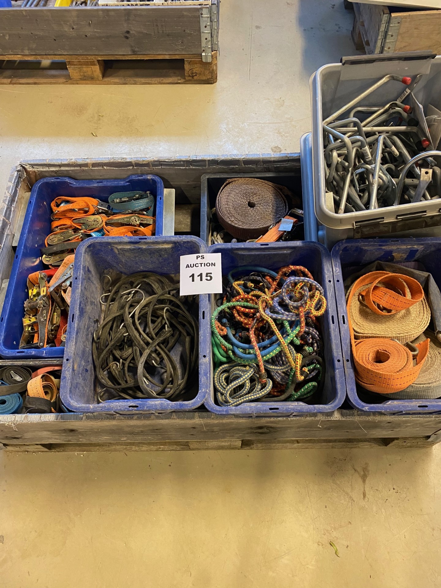 pall-med-diverse-sp-nnband-elastiska-stroppar-och-h-llare-auktioner