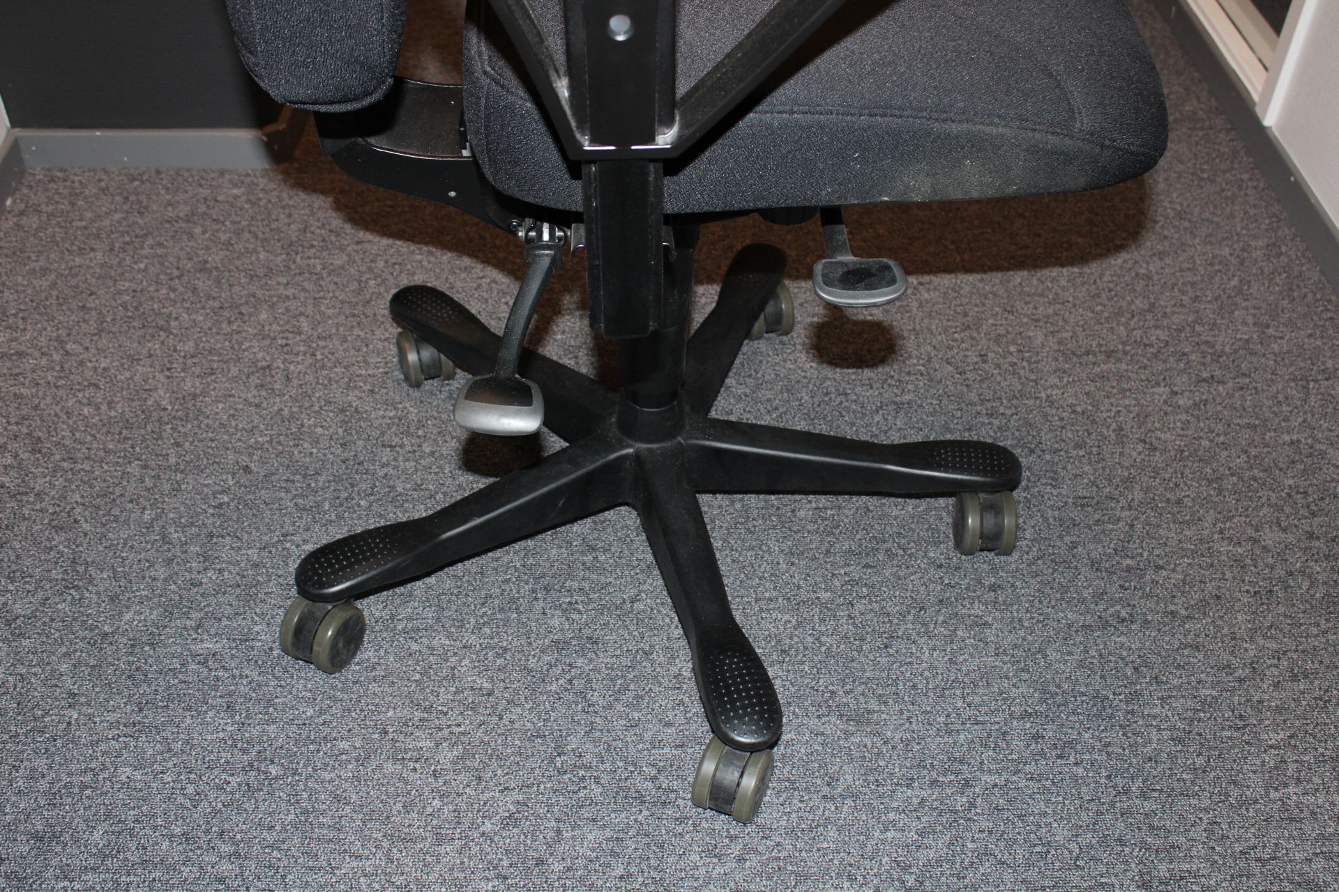 Office chair raise and lower, Number 5 pcs PS Auction We value the