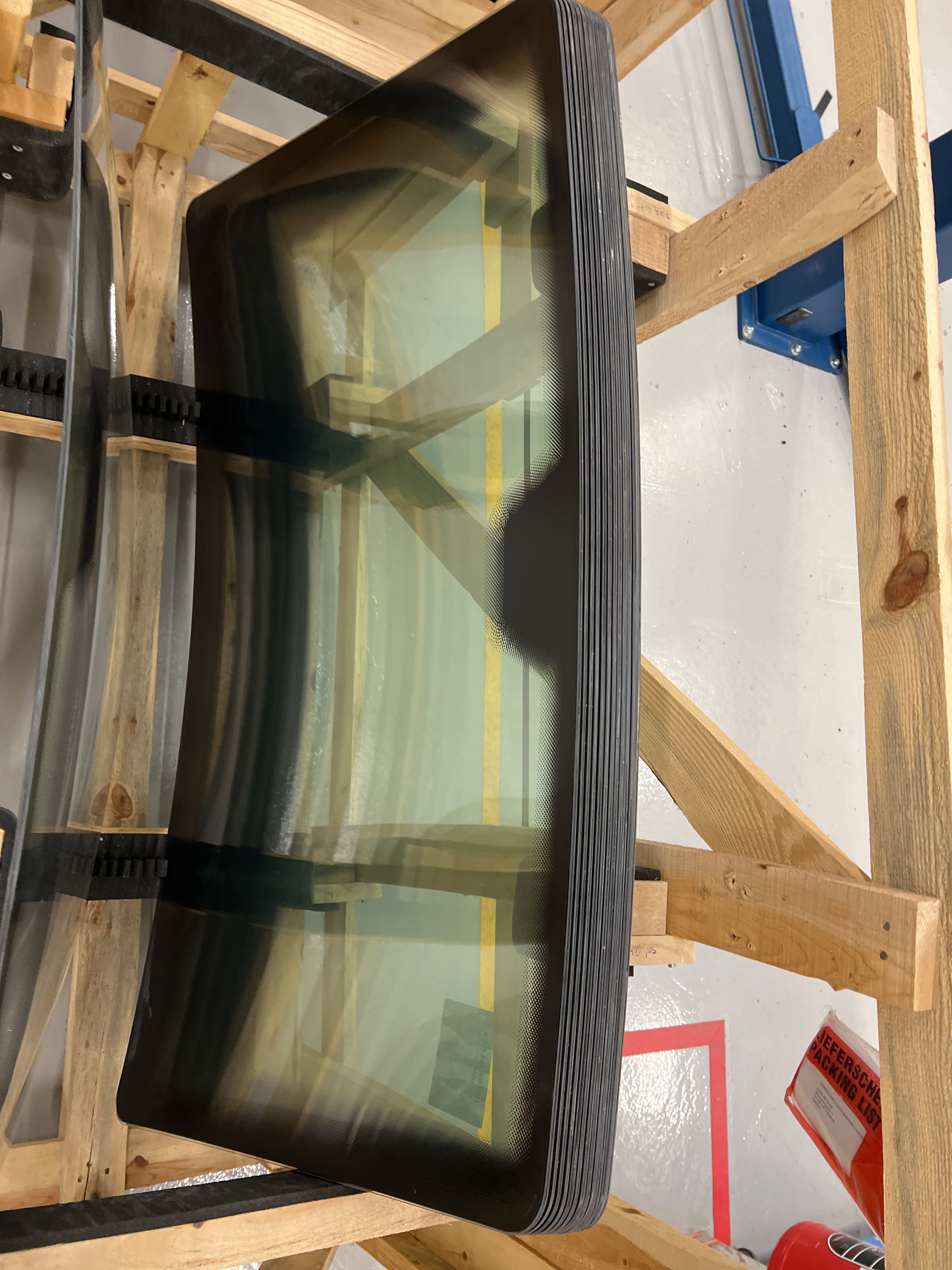 Windscreen Pallets 5 pallets with windshields for electric vehicles - PS Auction - We ...