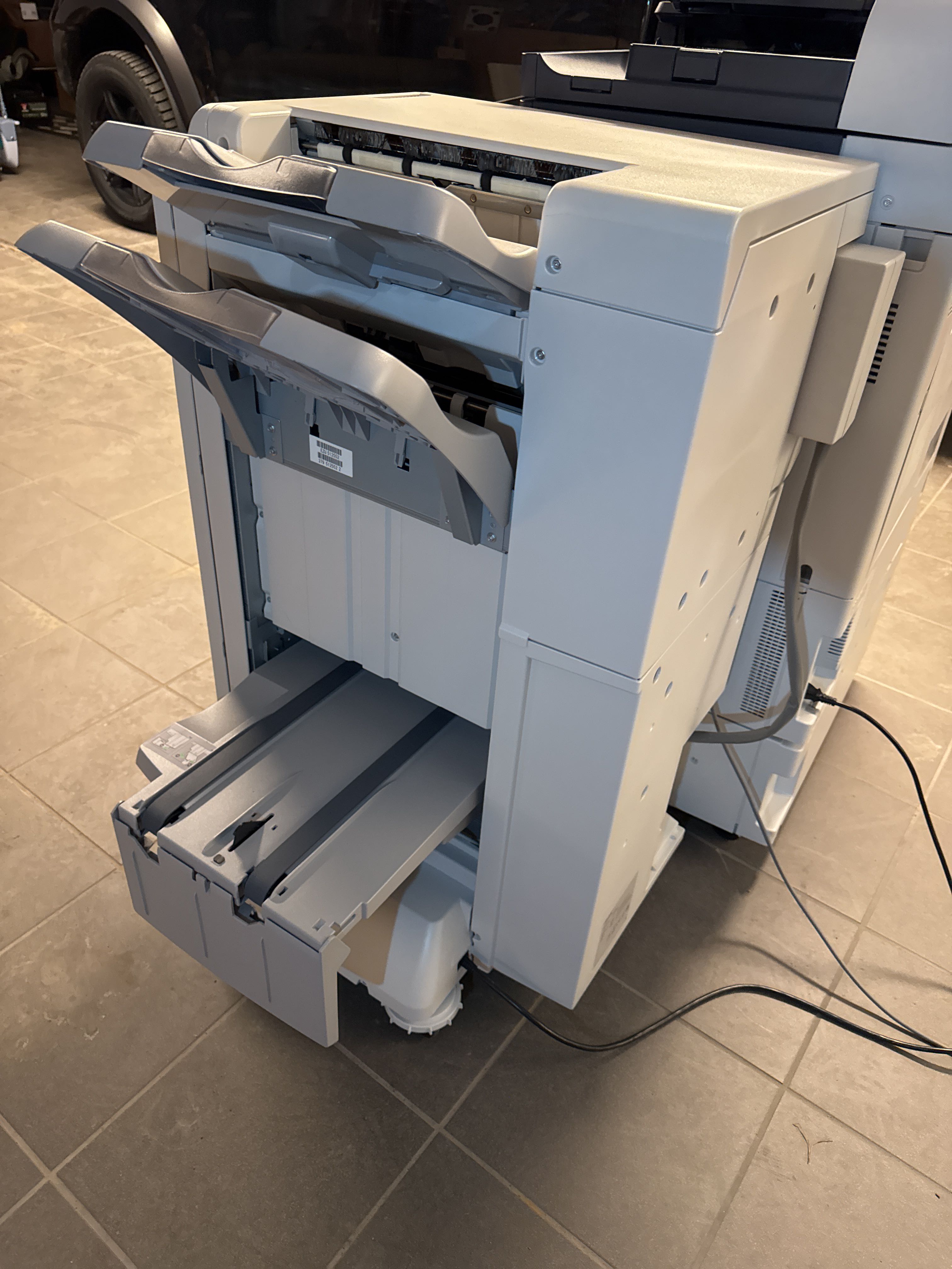 Multifunction printer Xerox Altalink c8130 & finisher booklet