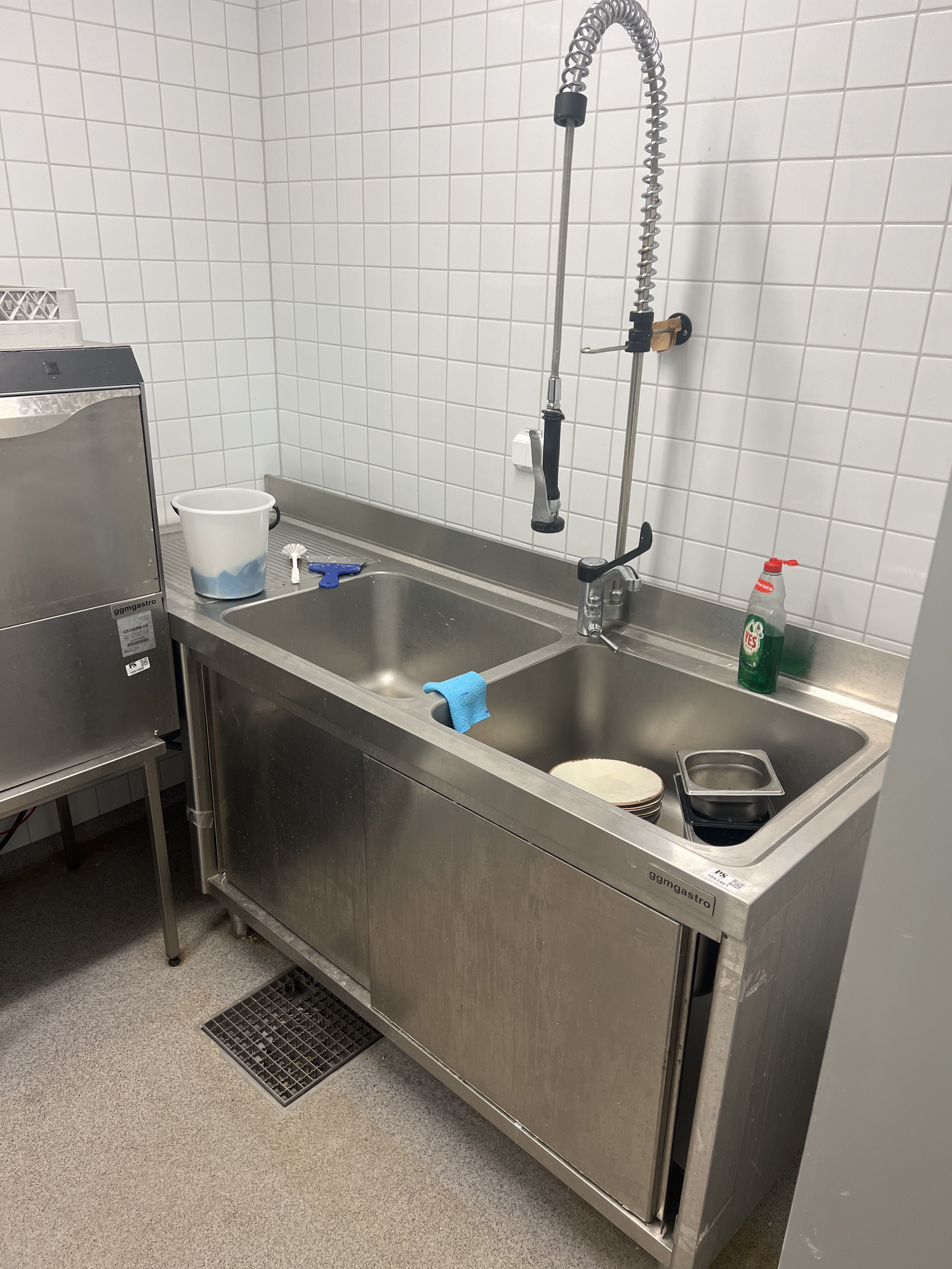 Diskbänk med 2 hoar och dusch blandare - Auktioner online ...