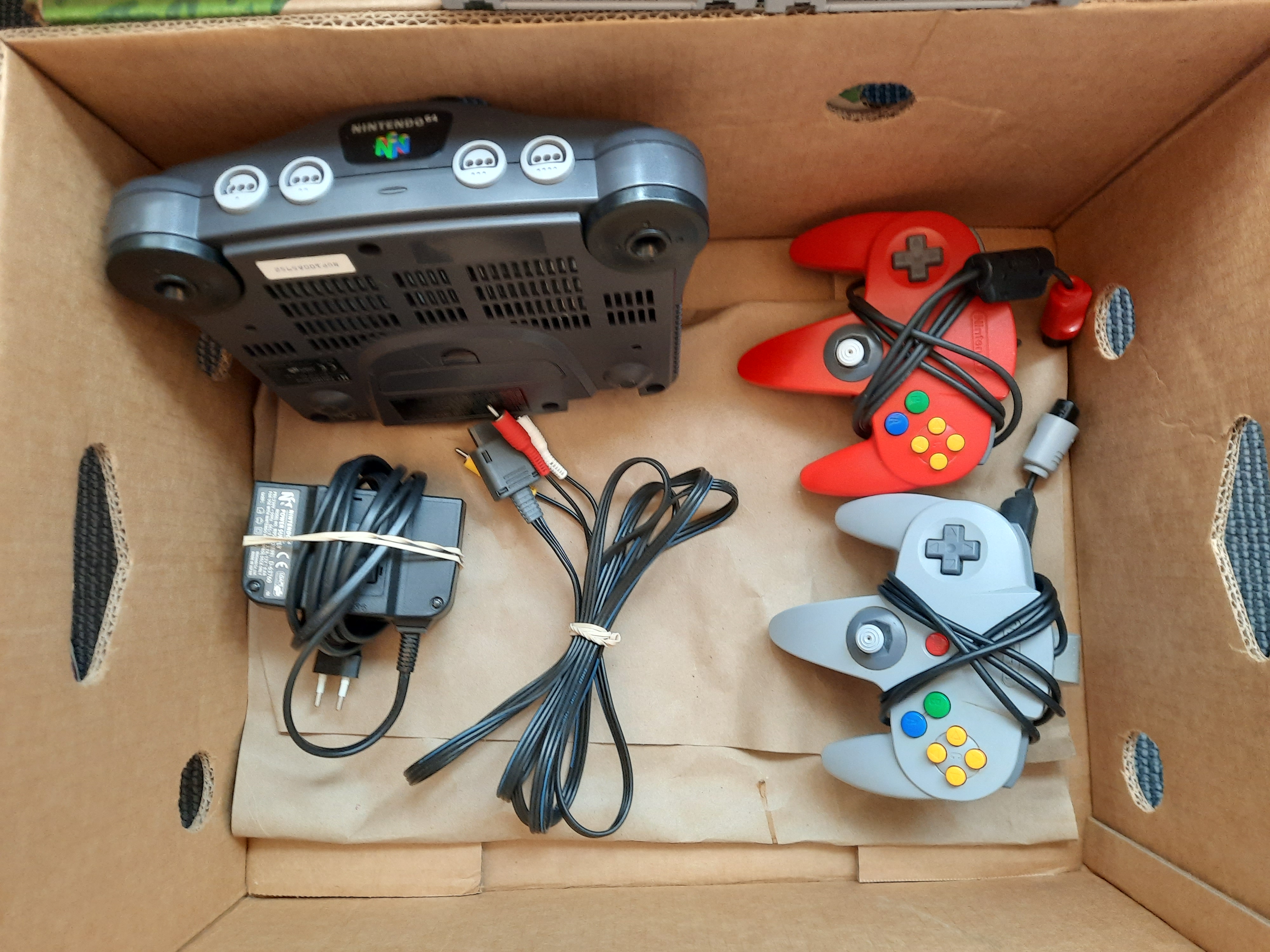 Nintendo 64, 2 controllers, cables and 10 games - PS Auction - We Nintendo 64, 2 controllers, cables and 10 games - PS Auction - We
