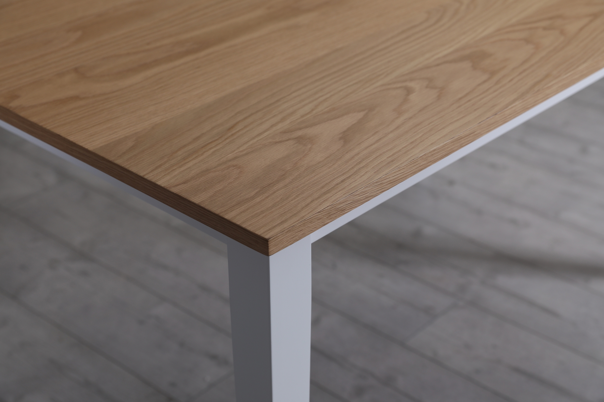 Fårö matbord i ek med vita ben 180x90 cm - Auktioner online ...