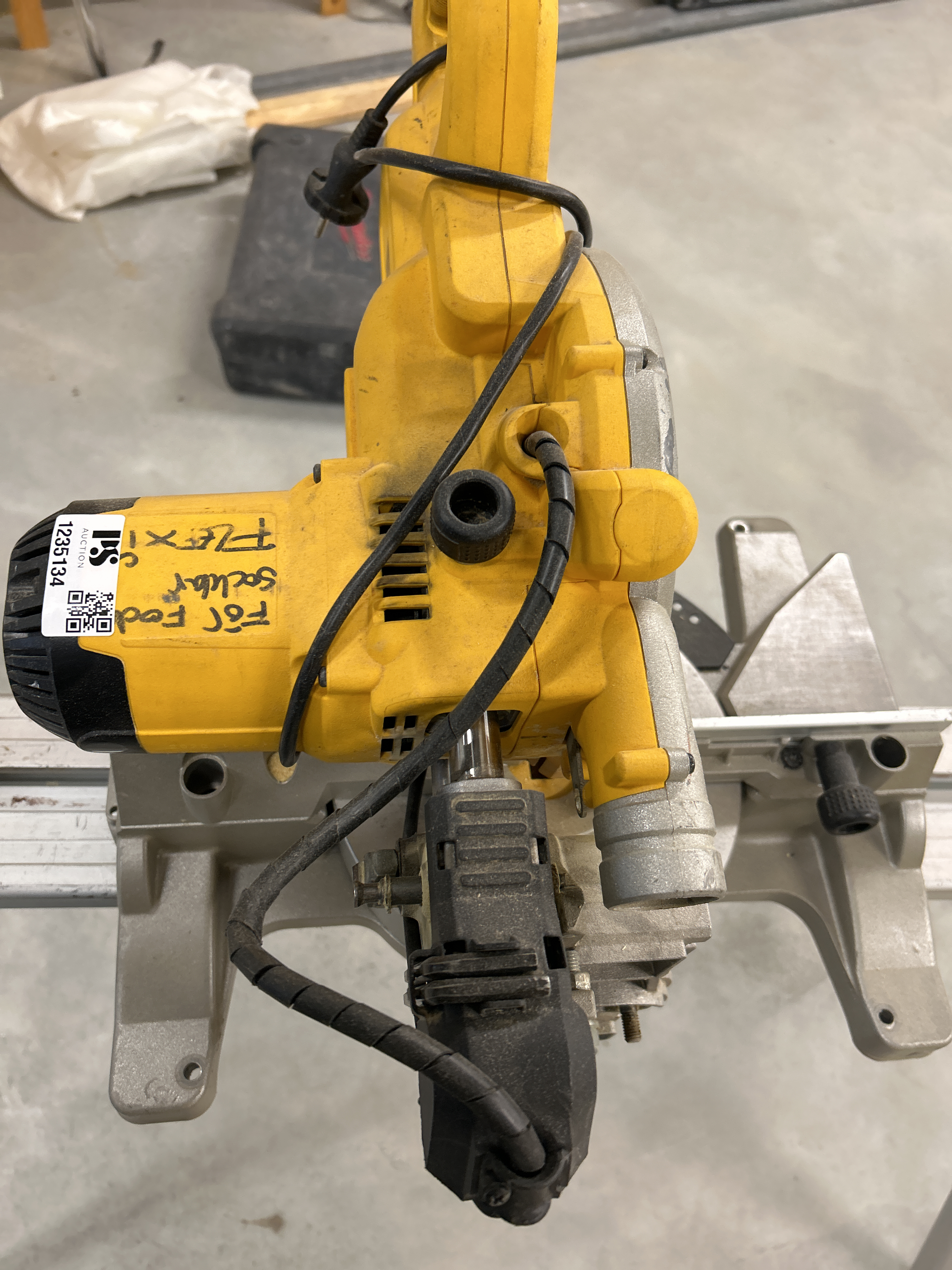 Dewalt cut and miter saw with stand - PS Auction - We value the future ...