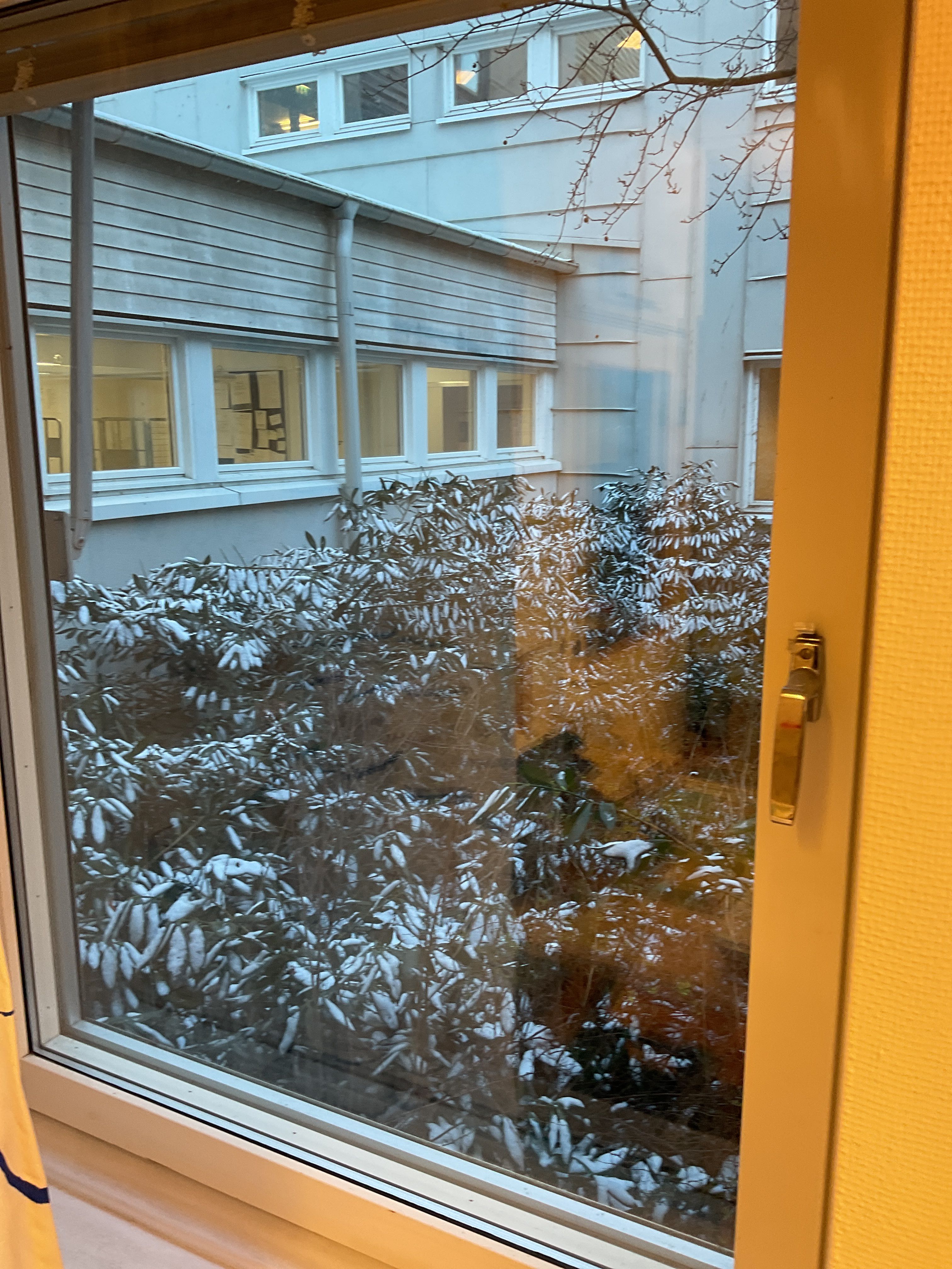 5 Sidehung windows open inwards 11/14 PS Auction We value the