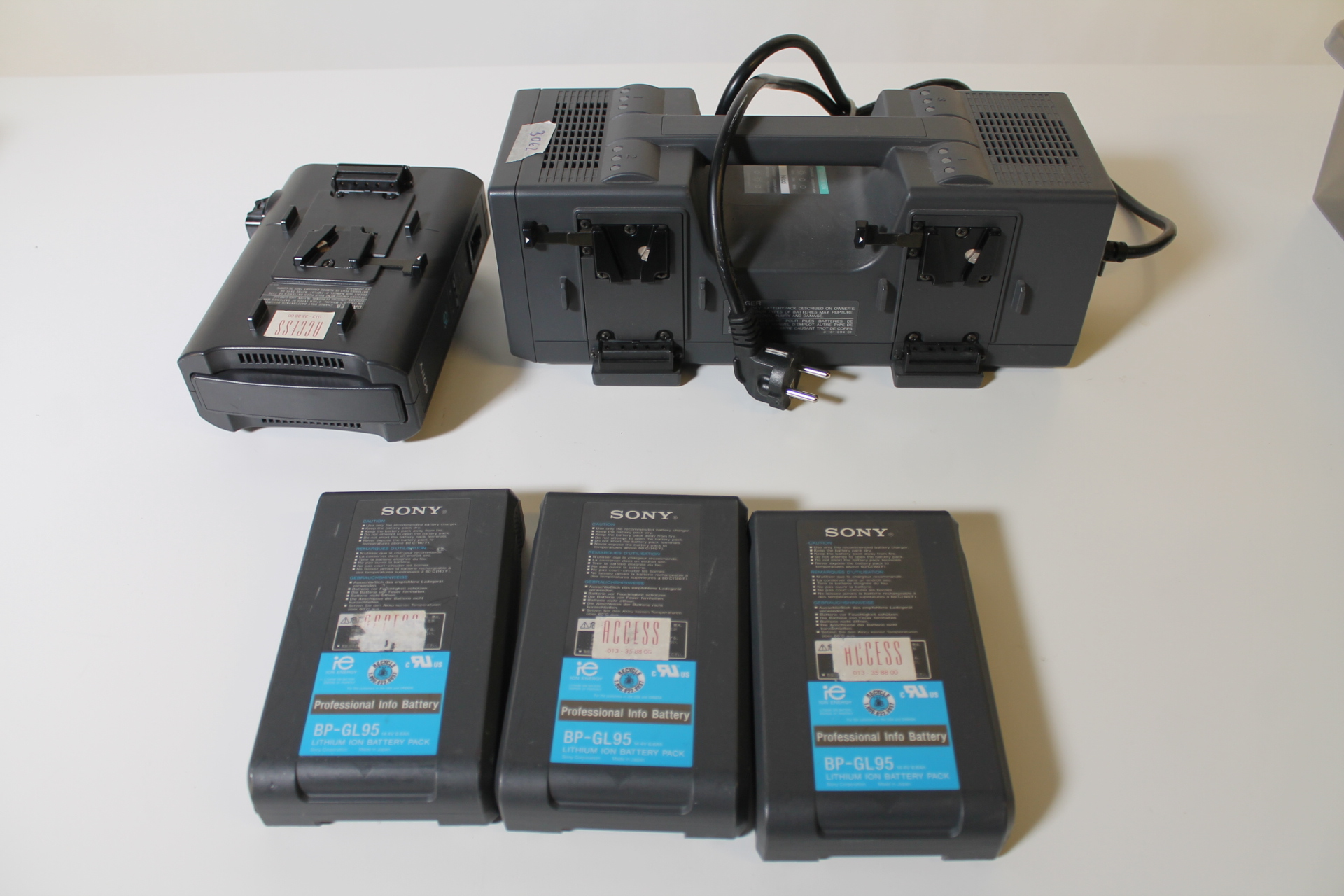 V-mount batteries and chargers - PS Auction - We value the