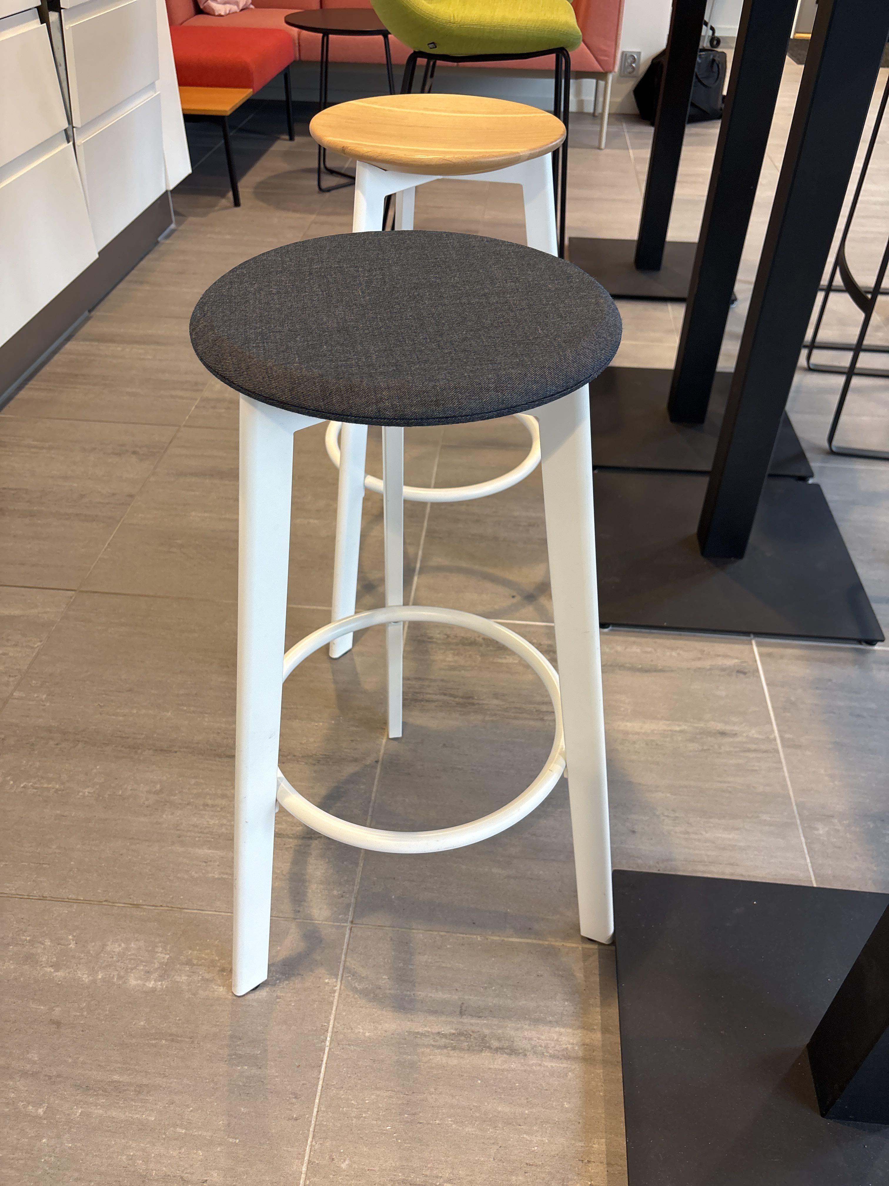 Noti Table Bar table with 4 stools, Noti - PS Auction - We value the future ...