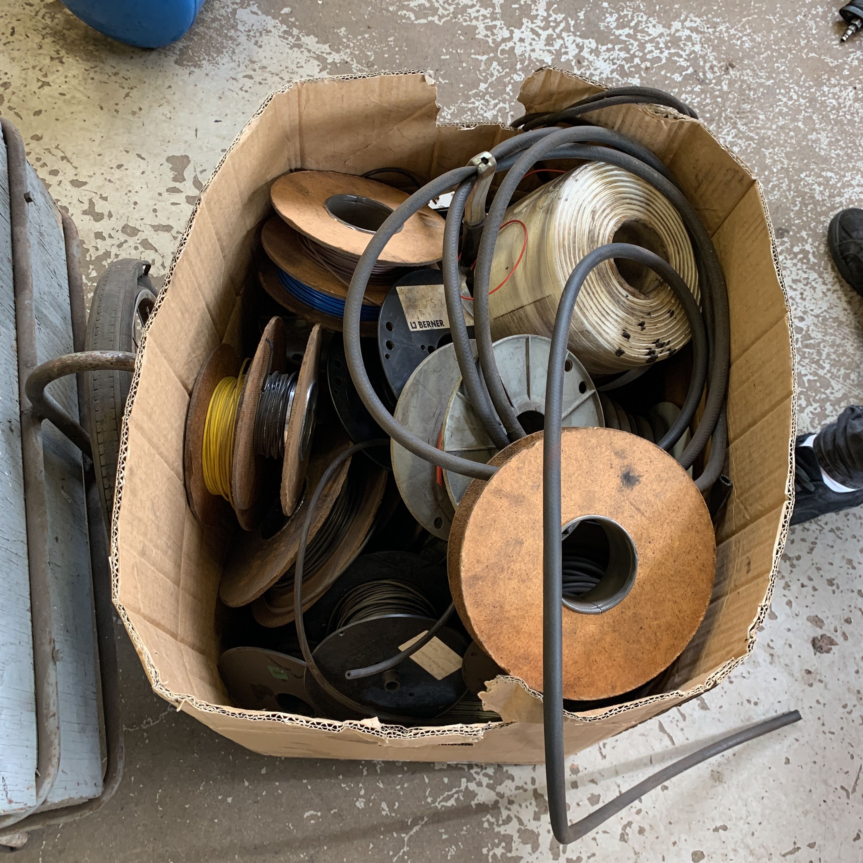 Vagn, låda med kabel och slang. - Auktioner online - Nätauktioner ...