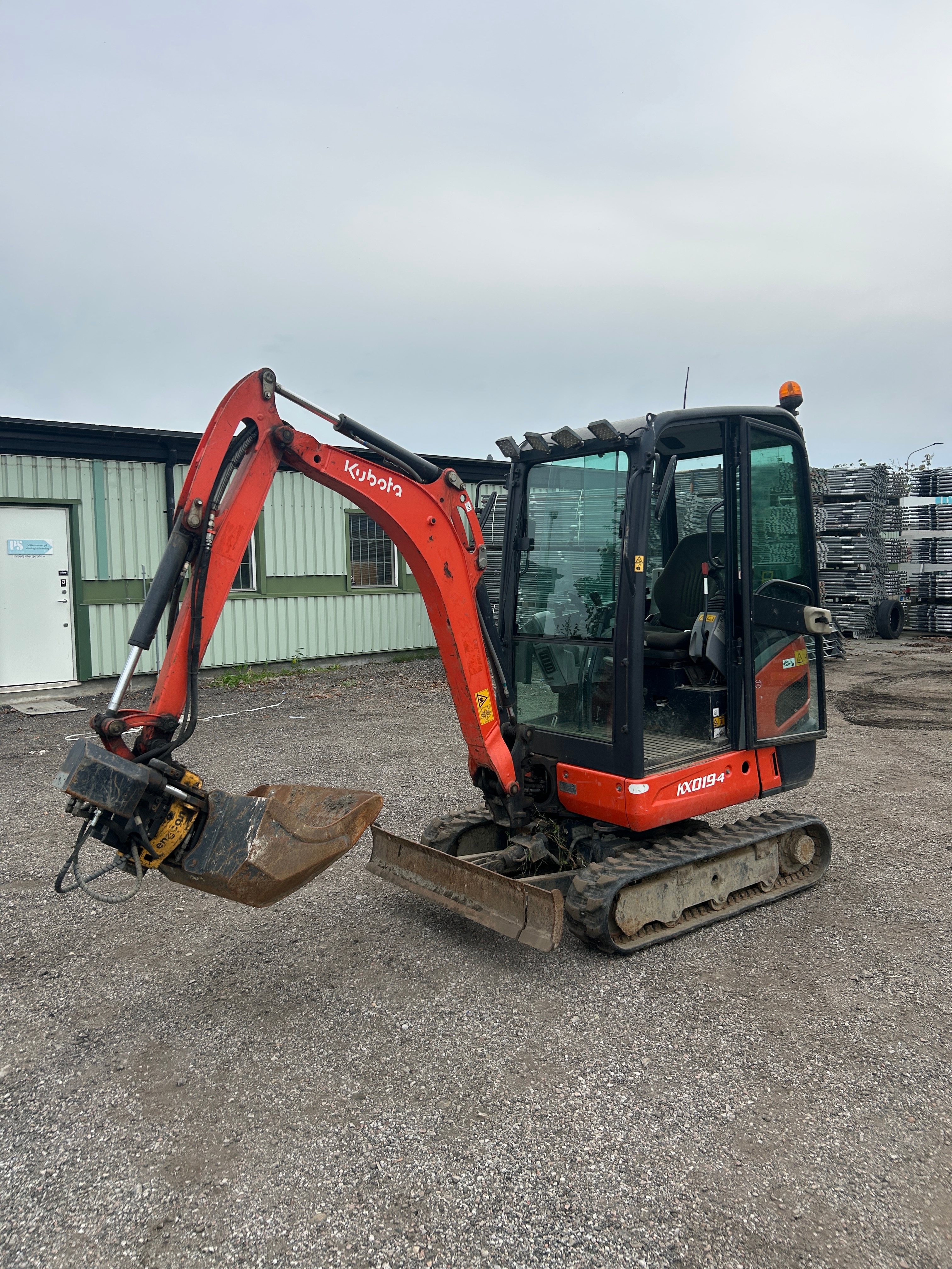 Förhandsvisning av video för Minigrävare - Kubota KX019-4 med tiltrotator