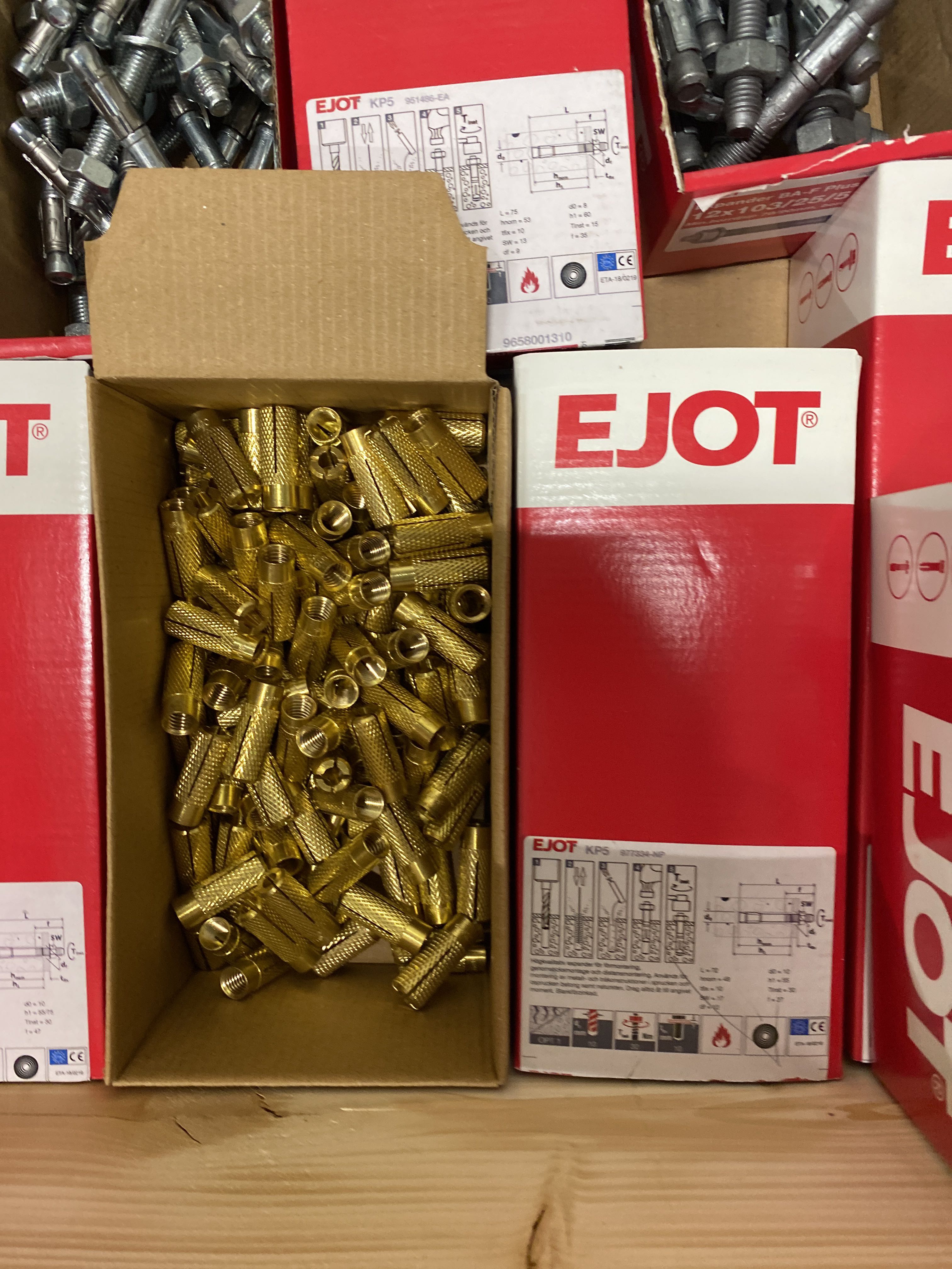 Assortment of Concrete screws & plugs PS Auction We value the