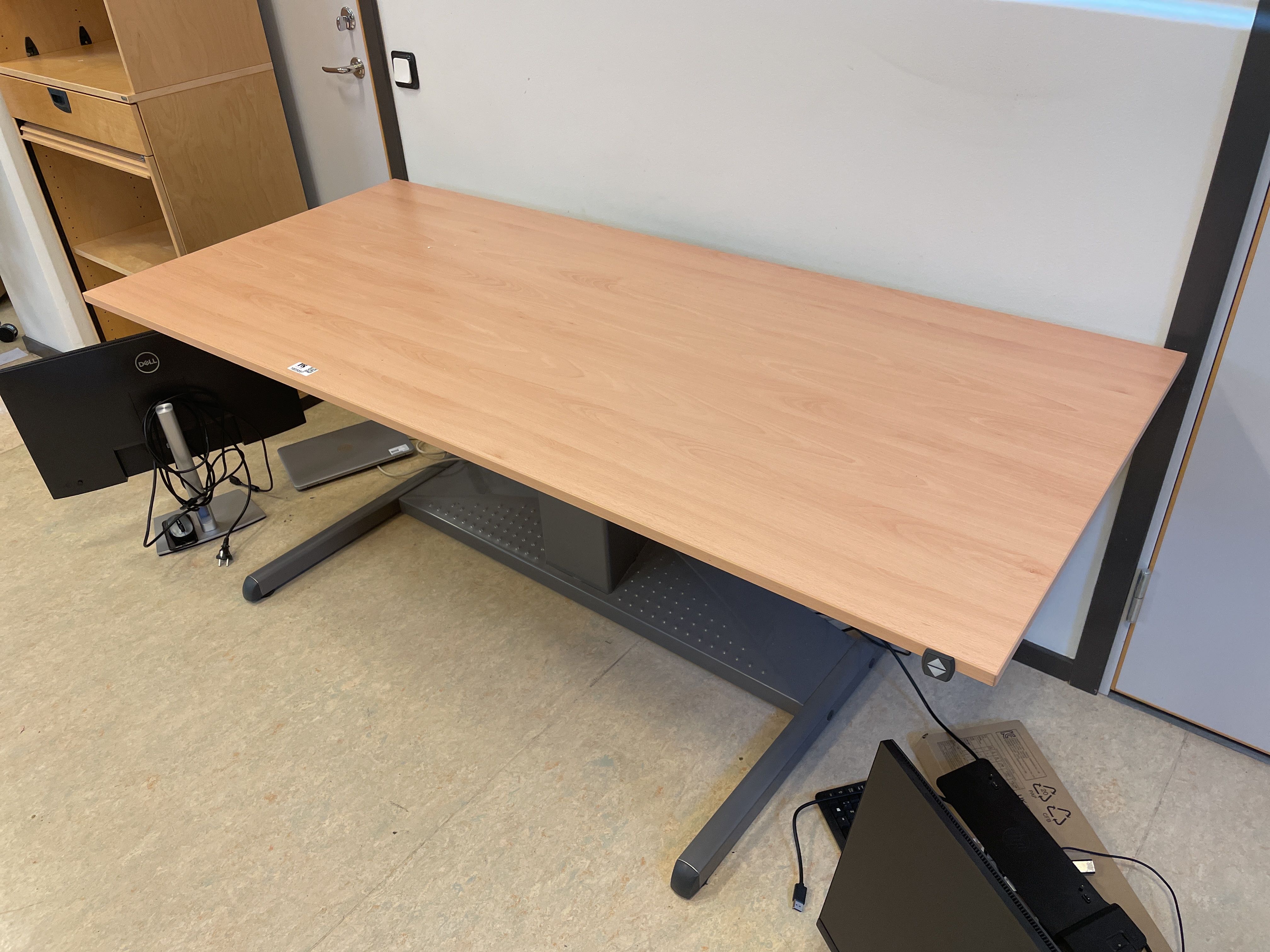 Raised and lowerable desk, Kinnarps - PS Auction - We value the future ...