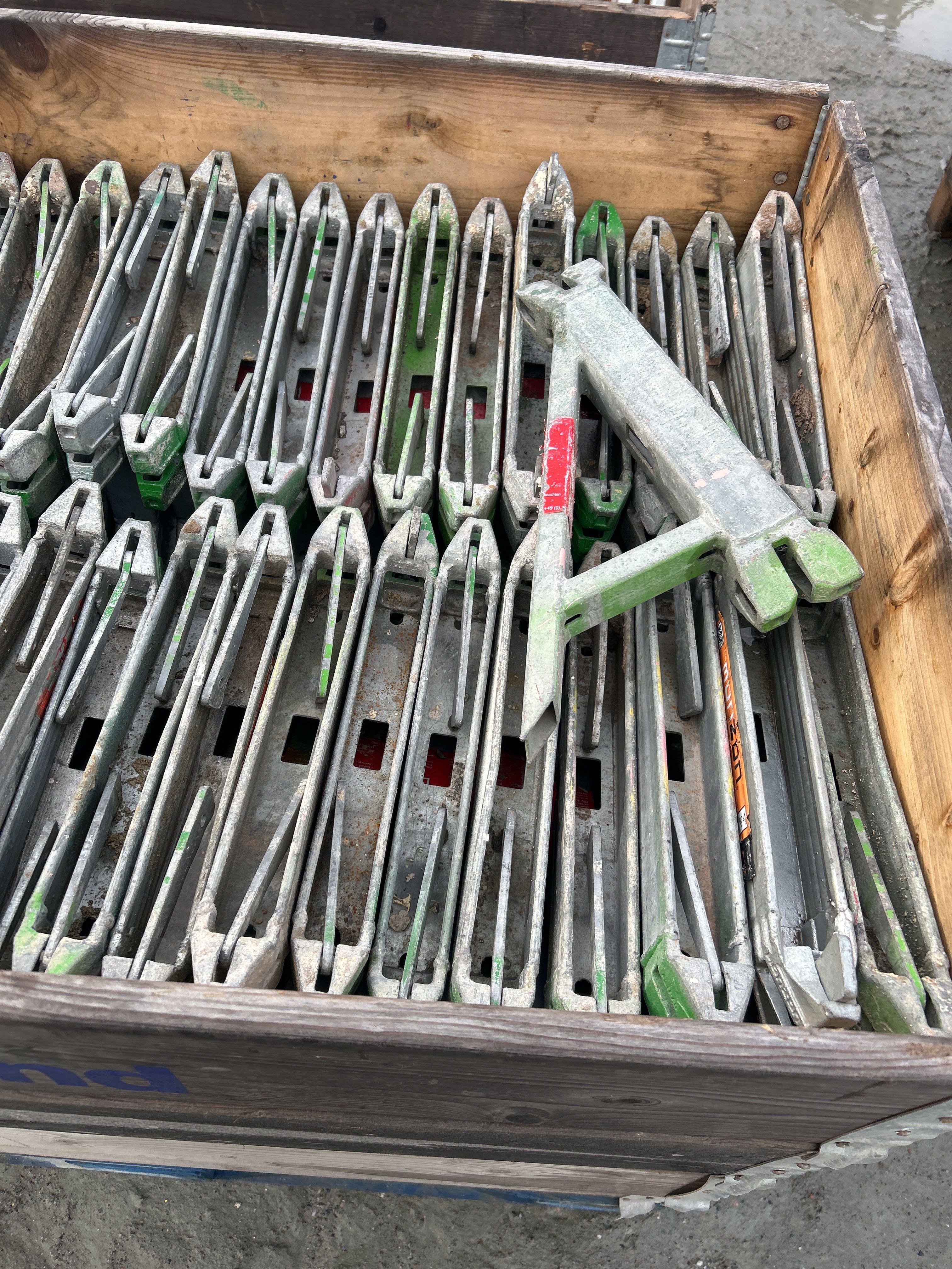 Brackets 177 pcs - 0.39 m - PS Auction - We value the future - Largest ...