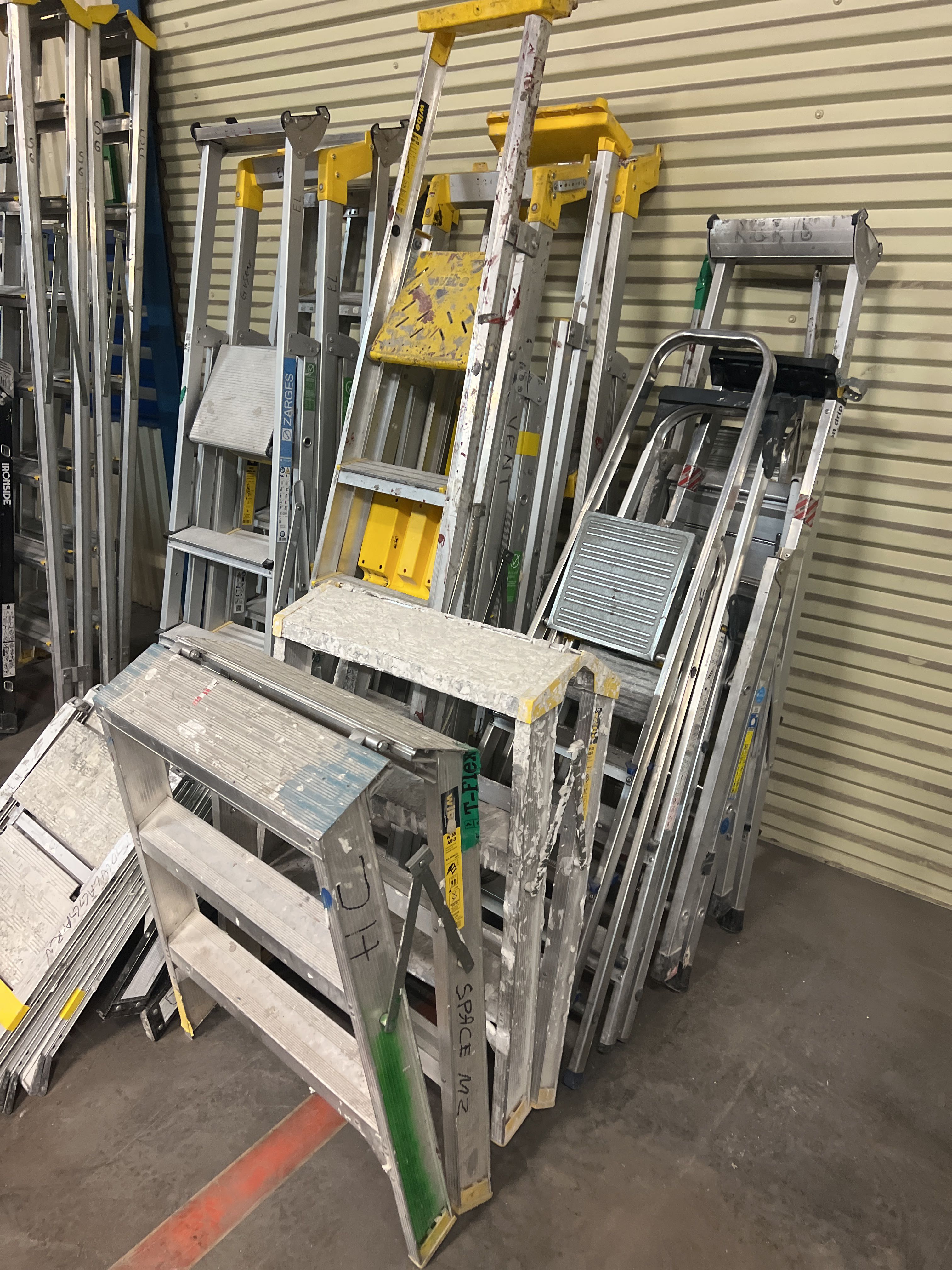 Ladders, 13 pieces and 6 work stands - PS Auction - We value the future