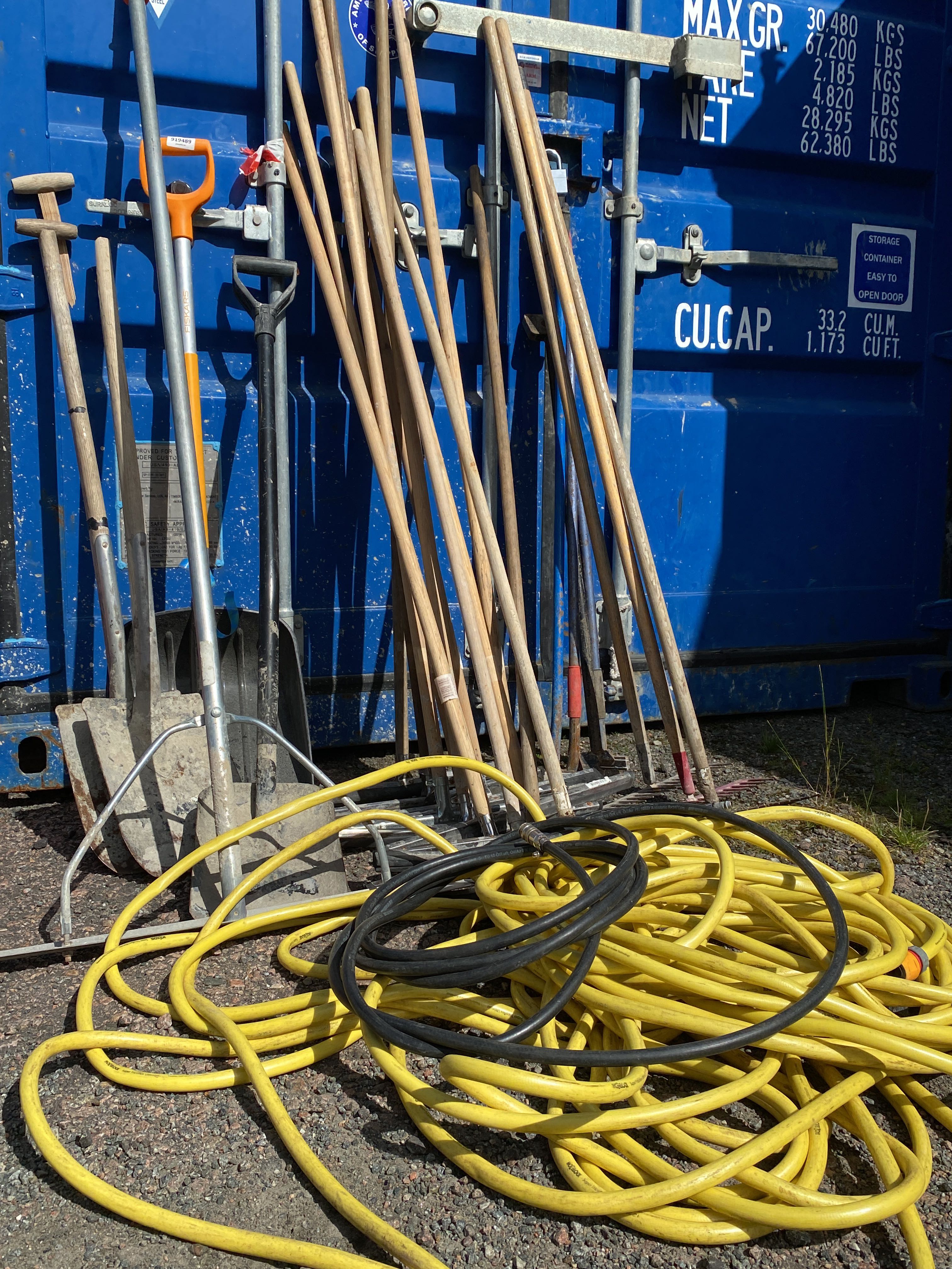 Garden equipment, rakes, shovels, scrapers etc. PS Auction We value