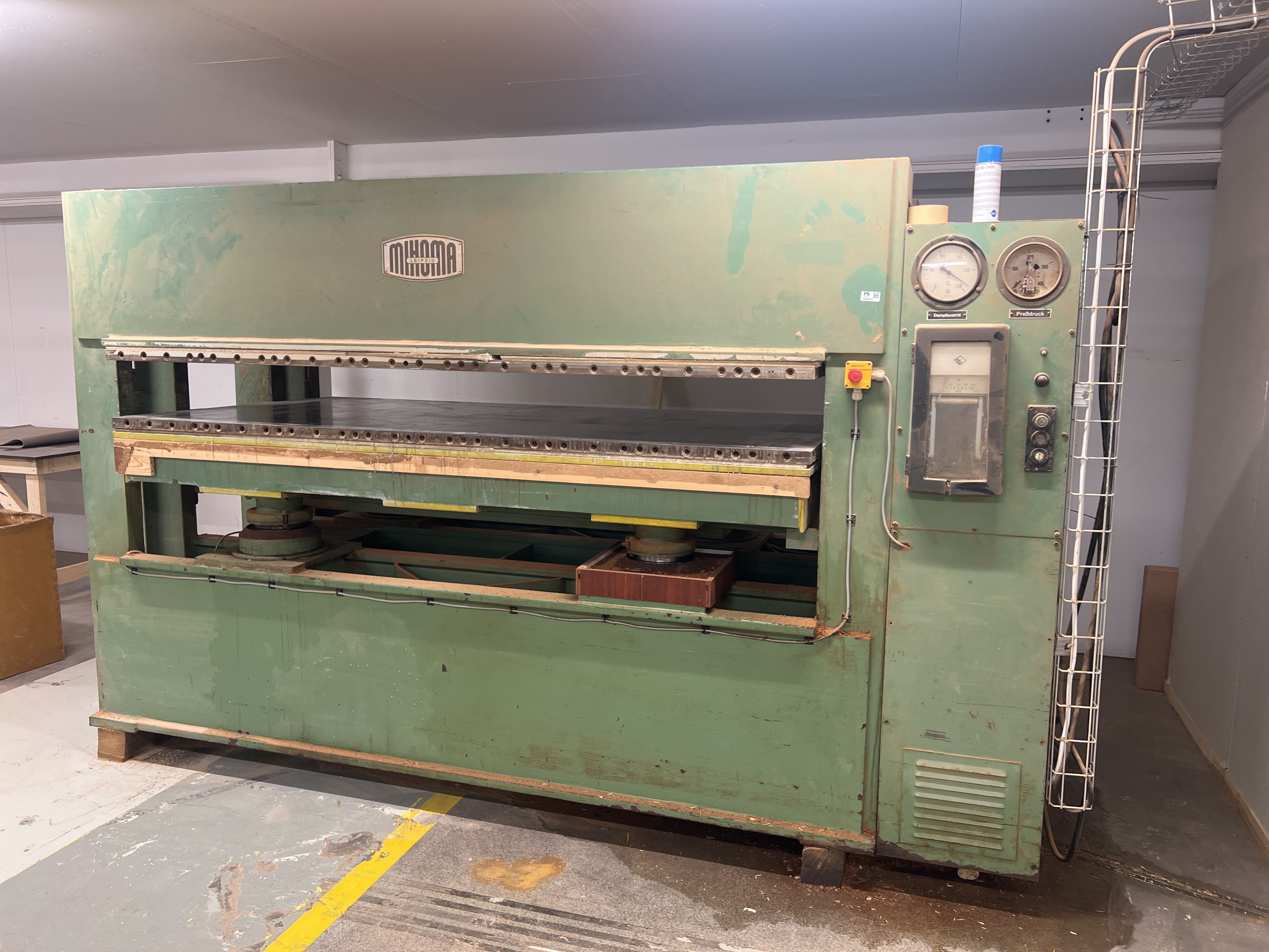 Veneer press Mihoma FSP 3A -1960 - PS Auction - We value the future -  Largest in net auctions