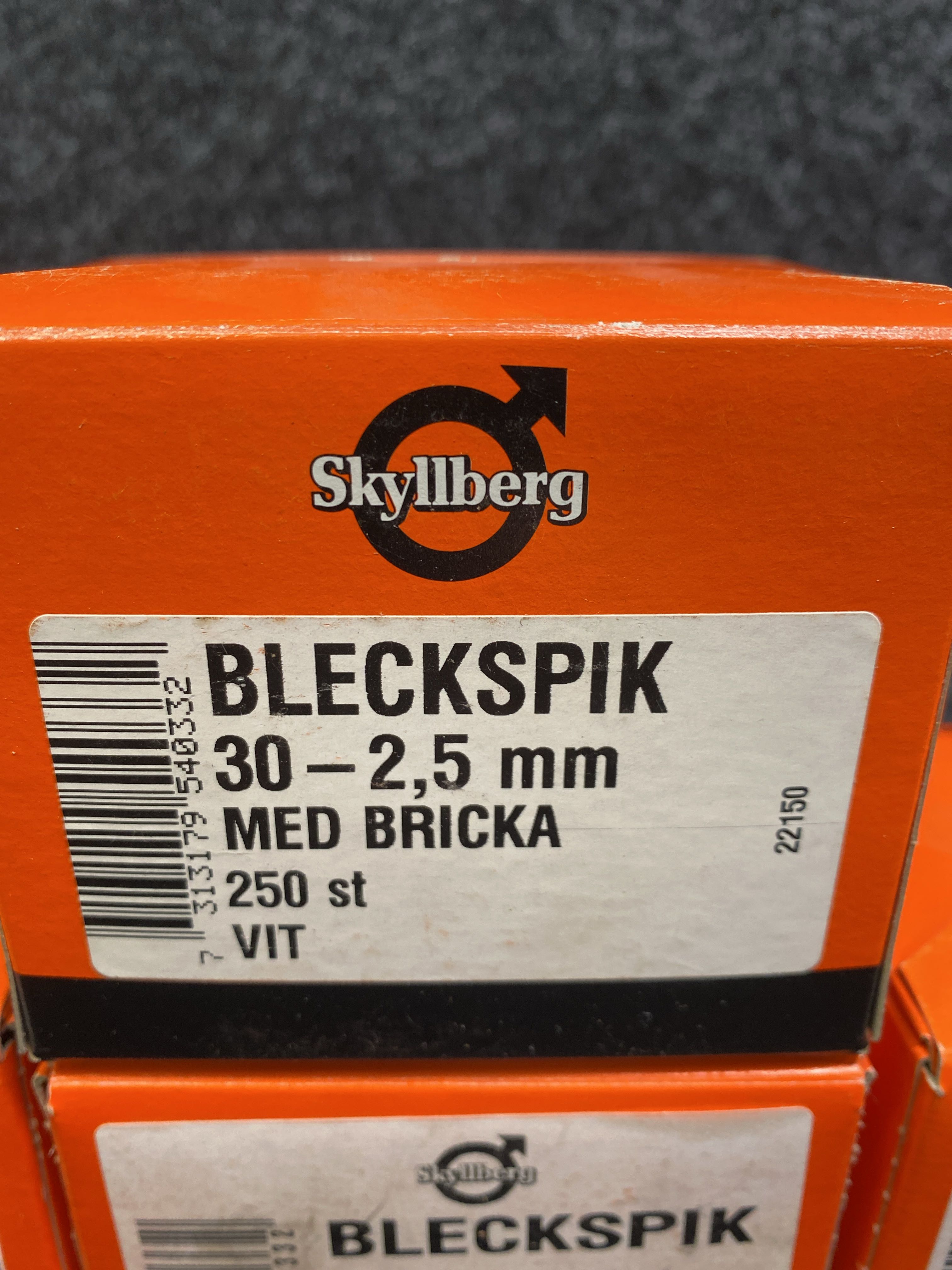 Ca 5100 st Bleckspik & takpannekrokar, Skyllberg - Auktioner online ...