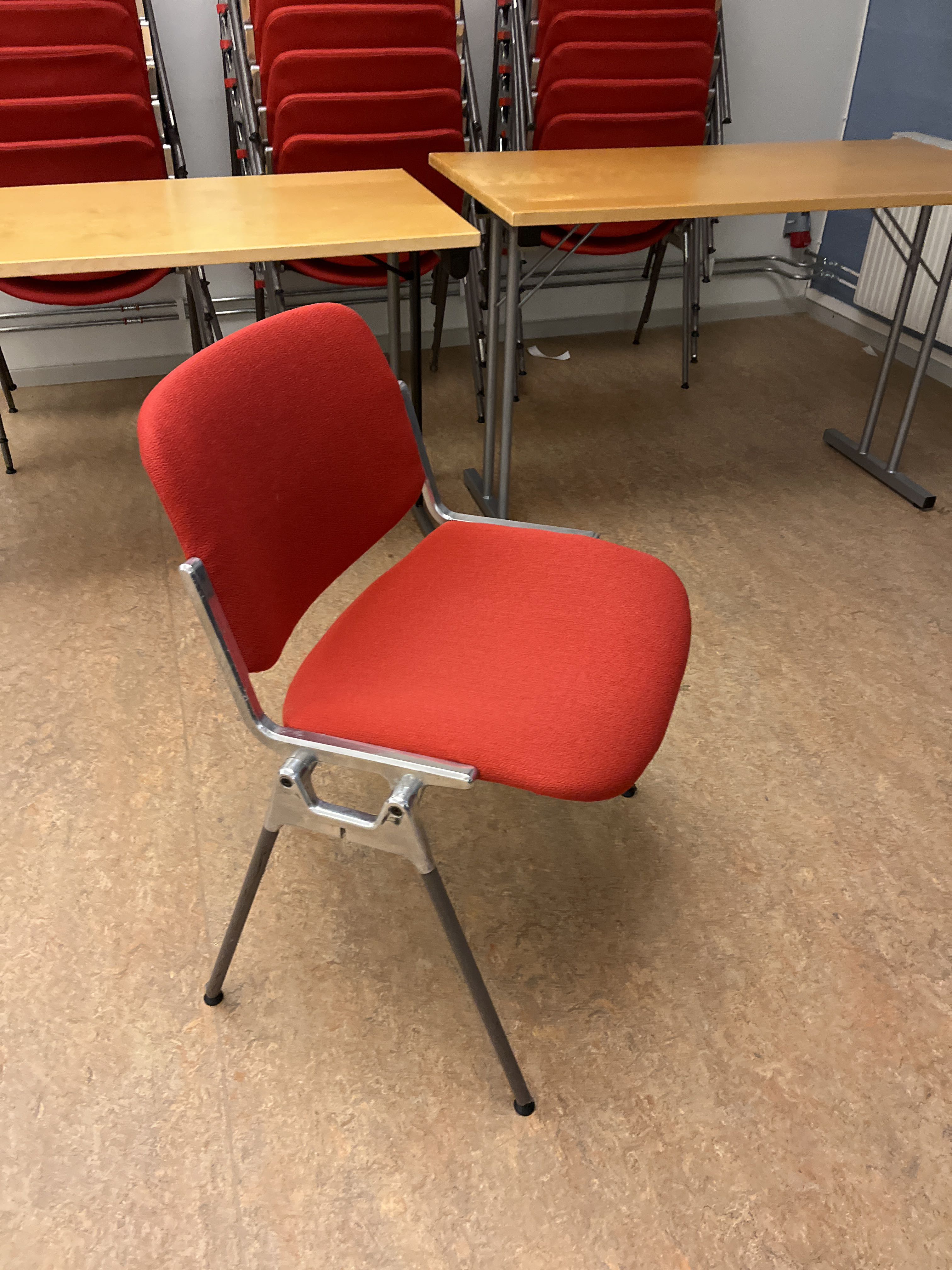 Röda staplingsbara stolar, ca 30st, 2st trä bord - Auktioner online ...