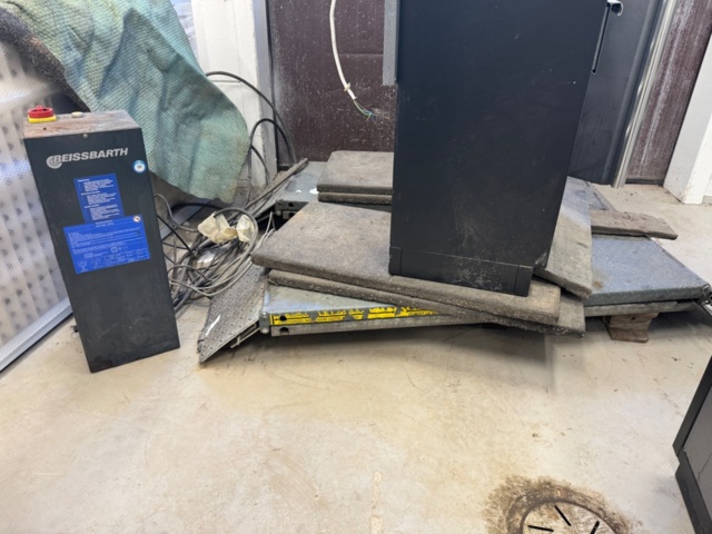1405756-1 Car lift with control cabinet