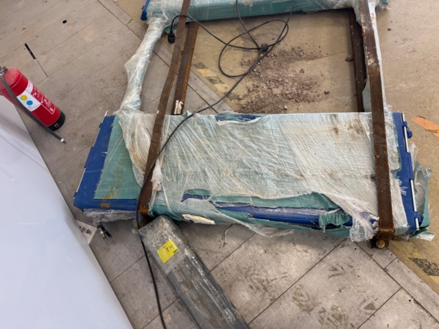 1405757-3 Car lift – new (missing control cabinet)