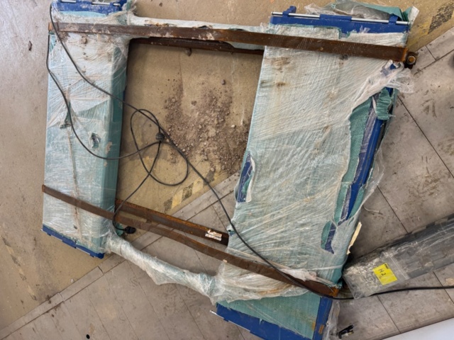 1405757-4 Car lift – new (missing control cabinet)