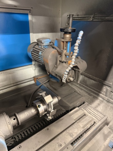 1352268-6 Grinding machine for automatic grinding of circular saws