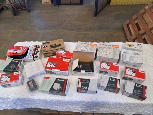 1510725-1 Battery & Charger Package