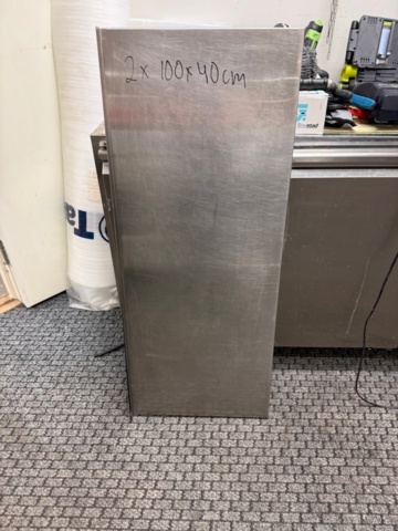 2 st rostfria hyllplan inkl skenor och konsoler. Ca 100x40 cm