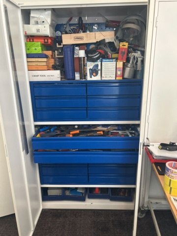 1491466-1 Cabinet with contents