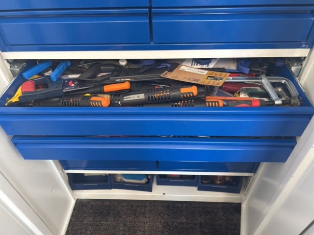 1491466-2 Cabinet with contents