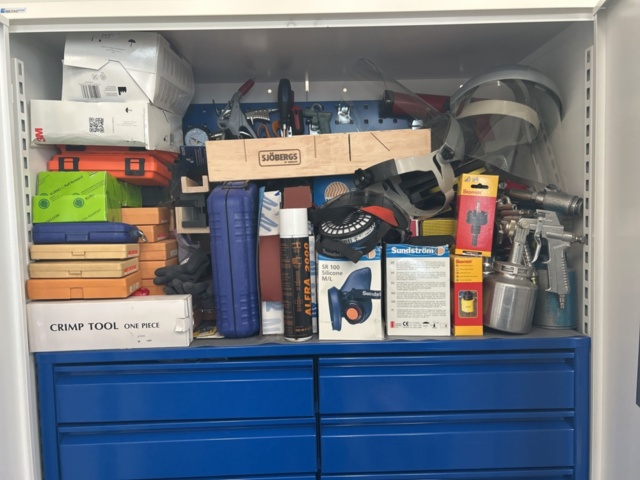 1491466-3 Cabinet with contents
