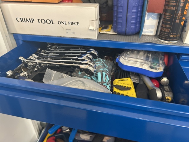 1491466-4 Cabinet with contents