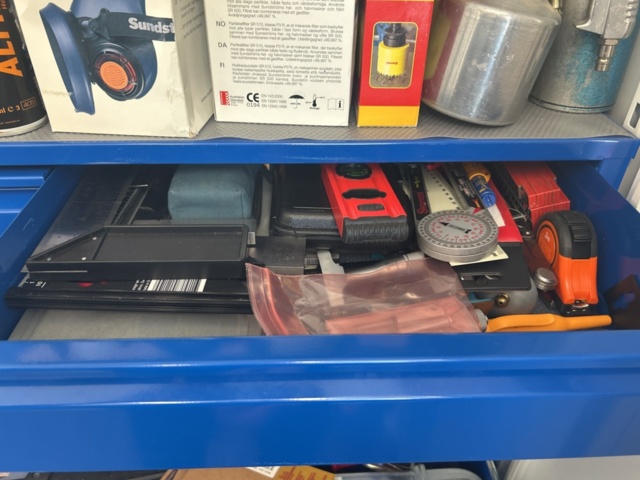 1491466-5 Cabinet with contents