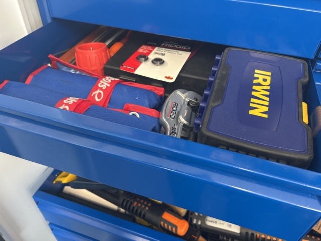 1491466-6 Cabinet with contents
