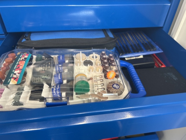 1491466-7 Cabinet with contents