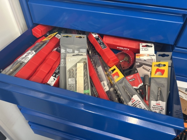 1491466-8 Cabinet with contents