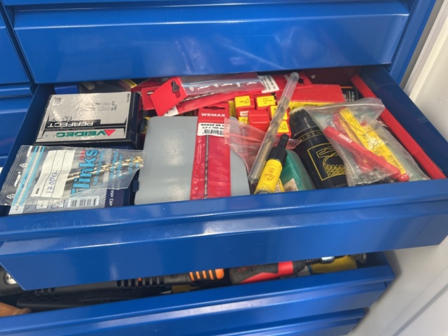 1491466-9 Cabinet with contents