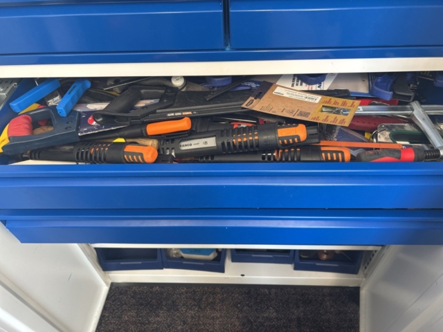 1491466-10 Cabinet with contents