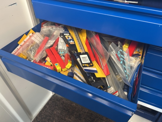 1491466-12 Cabinet with contents