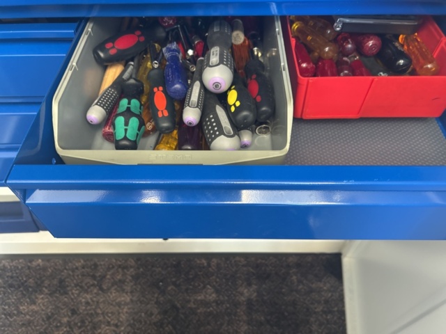 1491466-13 Cabinet with contents