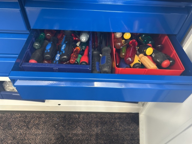 1491466-16 Cabinet with contents
