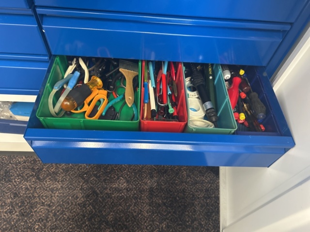 1491466-15 Cabinet with contents
