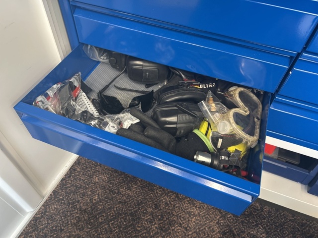 1491466-17 Cabinet with contents